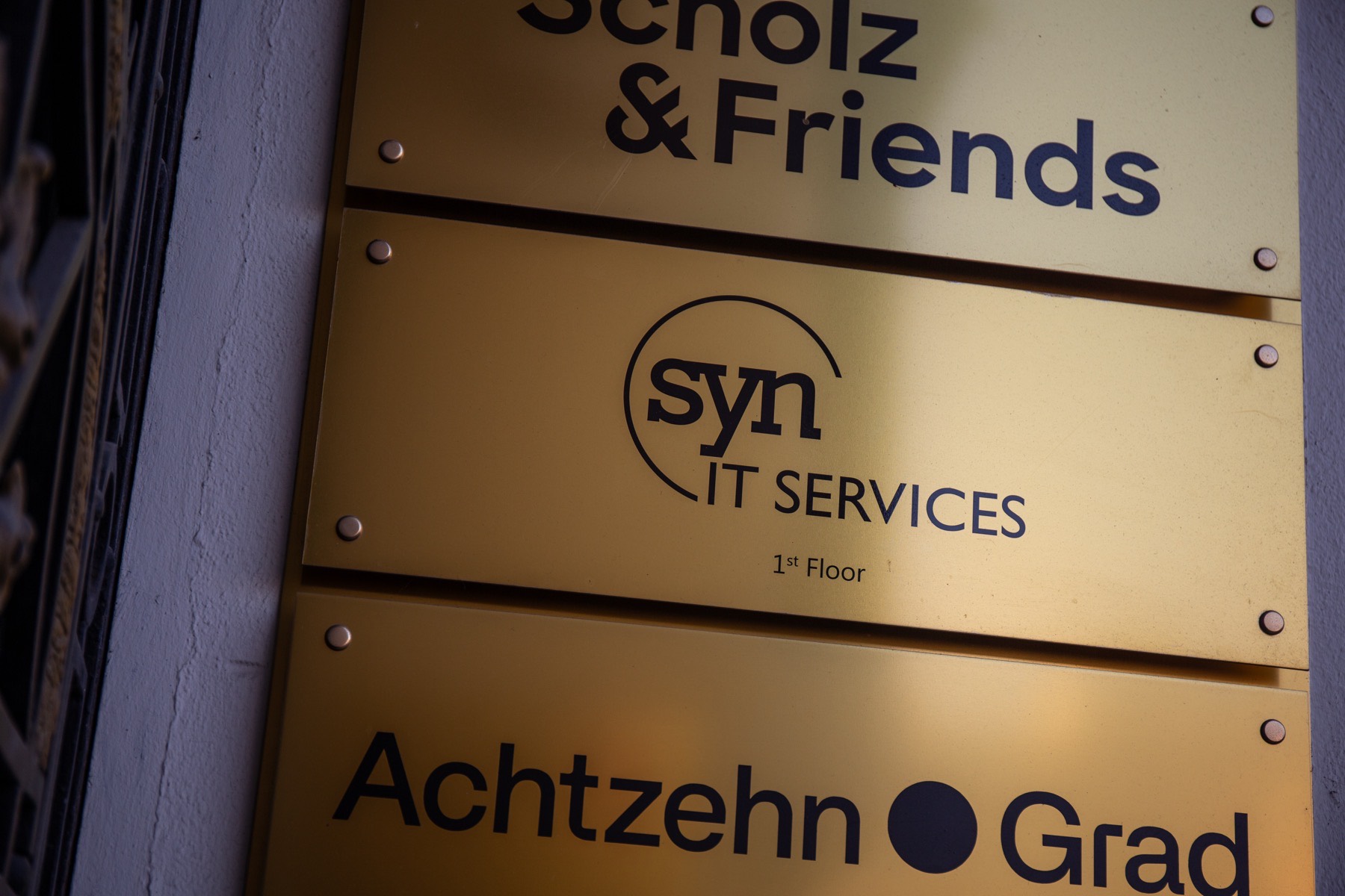 The SYN IT Services nameplate at the entrance of the Vienna office.